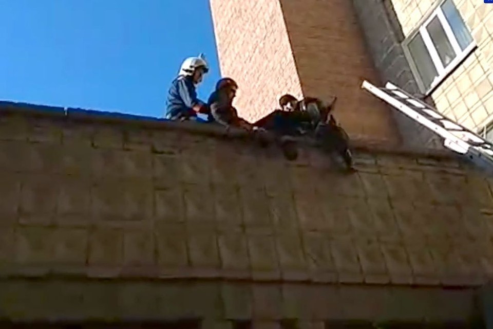 Молодой сибиряк сломал ногу по пути в магазин за пивом. Стоп-кадр с видео МАСС.