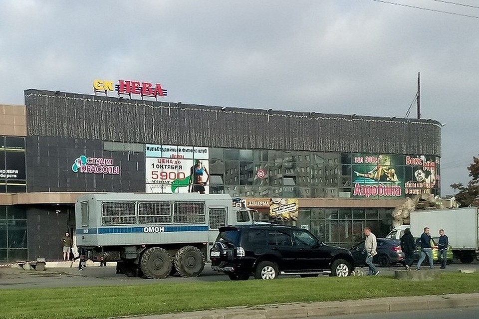 Выселять торговый комплекс в Колпино приехал ОМОН. Фото: vk.com/spb_today