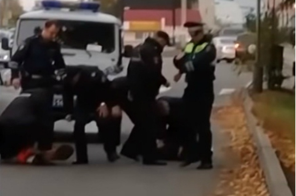 В Биробиджане спасающиеся бегством виновники дорожной аварии врезались в служебную машину