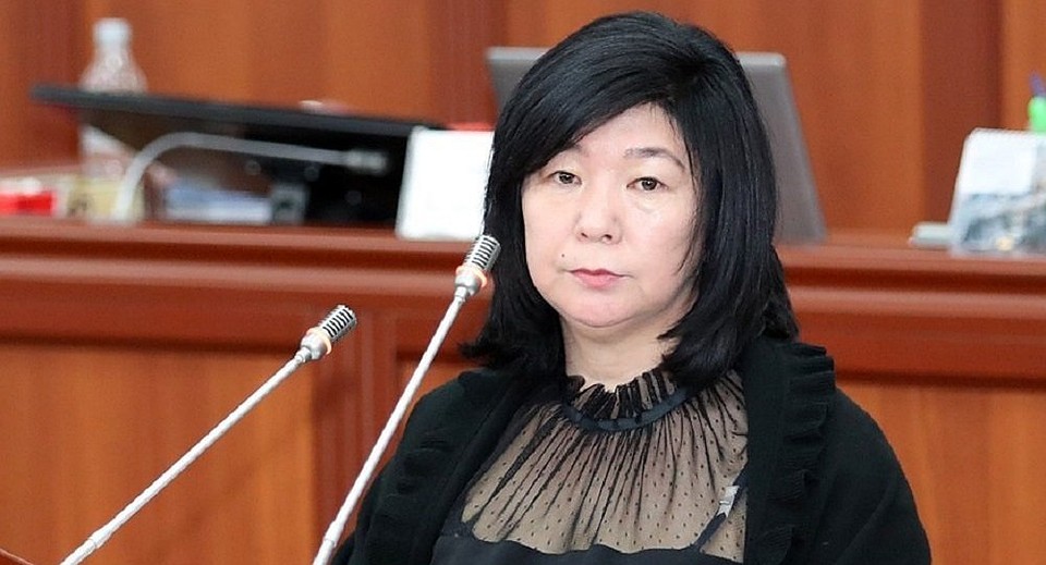 Замминистра Зууракан Каденова утверждает, что не была пьяна. Это была реакция медикаментов, выпитых на голодных желудок. А за запах спиртного очевидцы могли принять специфический запах корвалола.