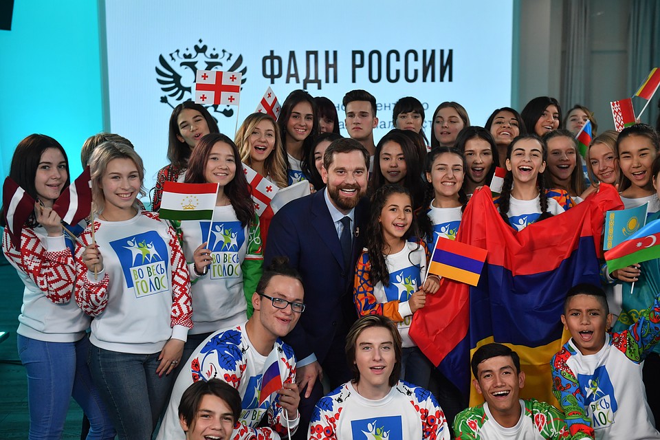 Руководитель ФАДН Игорь Баринов с участниками программы «Во весь голос».