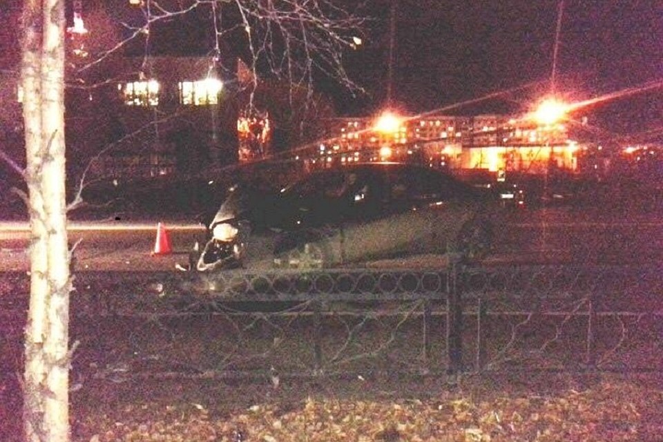 ДТП в Новом Уренгое: иномарка врезалась в опору ЛЭП