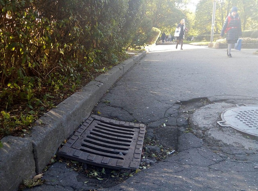 Старые ливневки зачастую некачественно установлены