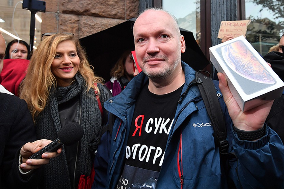 Анатолий не покупал себе место в очереди и не стоял в ней несколько дней