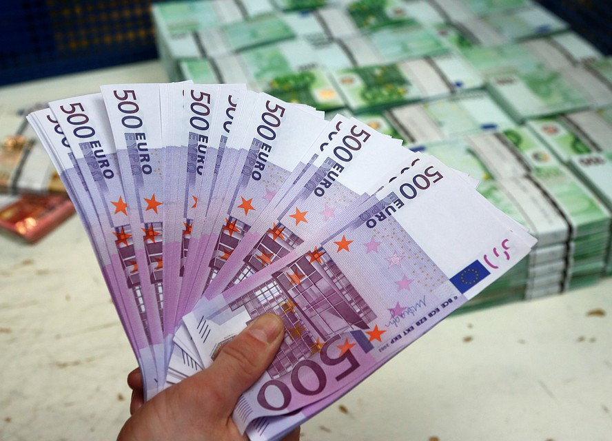 Курс евро опустился ниже 76 рублей
