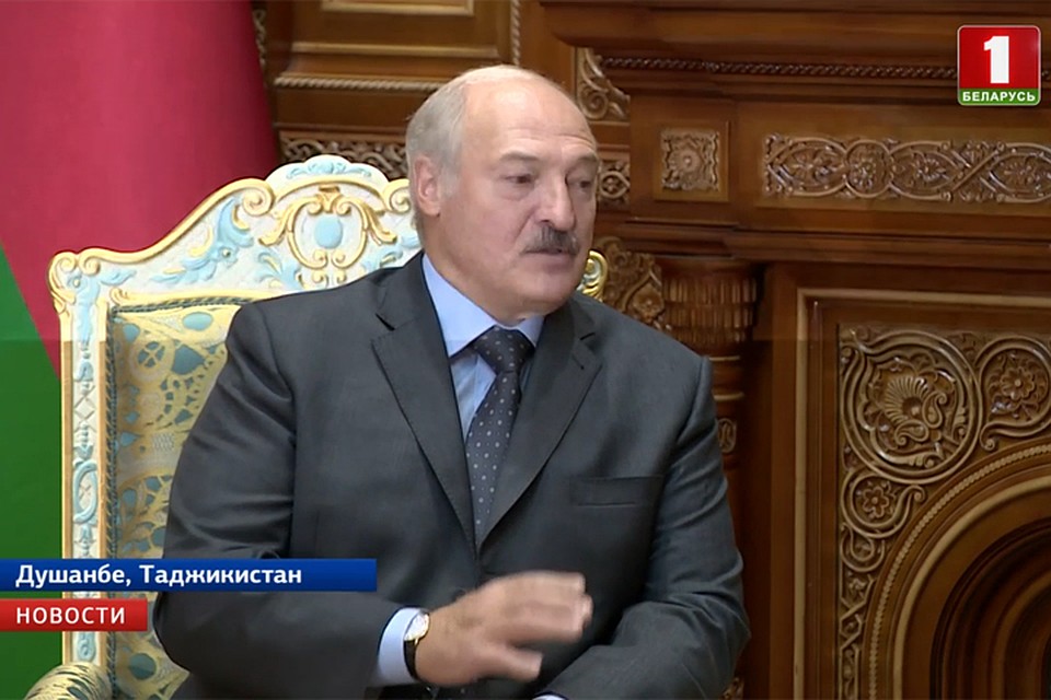 Вместе с Лукашенко в Душанбе летали «обычные люди». Кадр телеканала "Беларусь-1"