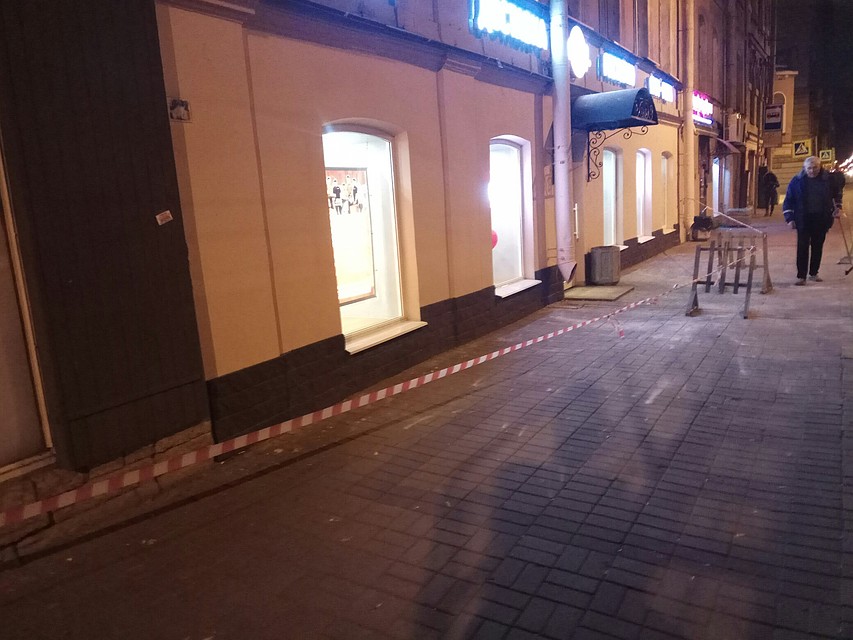 На тротуар обсыпались куски фасада дома на Васильевском острове. ФОТО: группа "Живем на Васильевском острове"