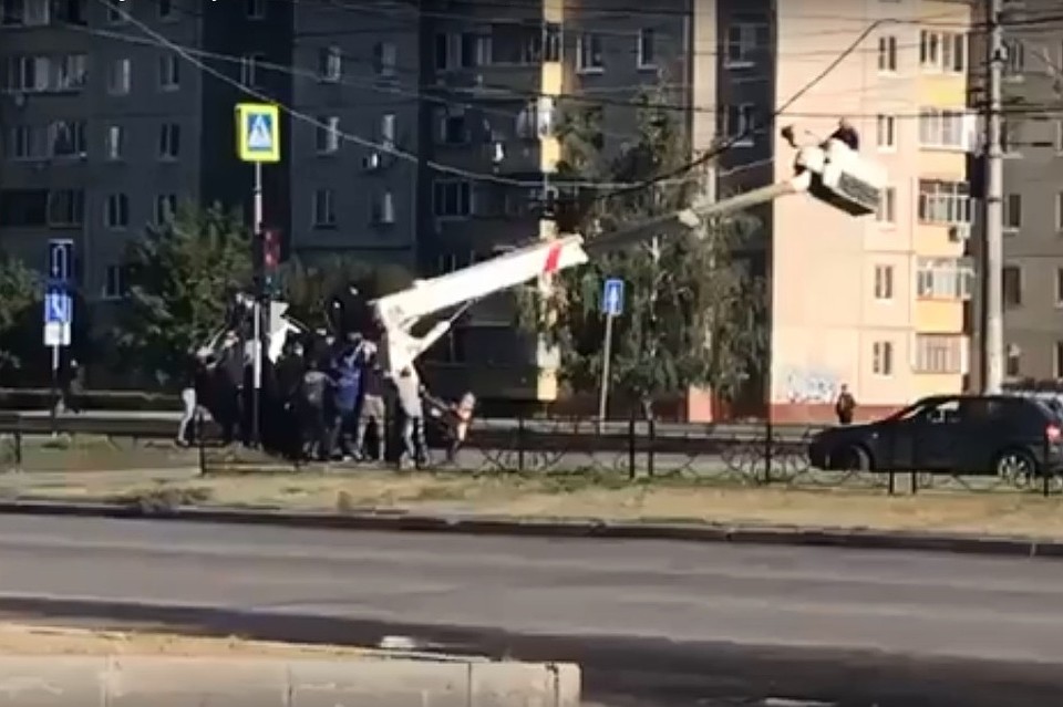 Пешеходы спасли рабочего на вышке