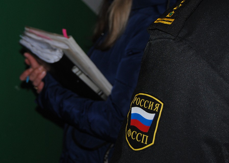 Должницу выпустили за границу только после уплаты долга.