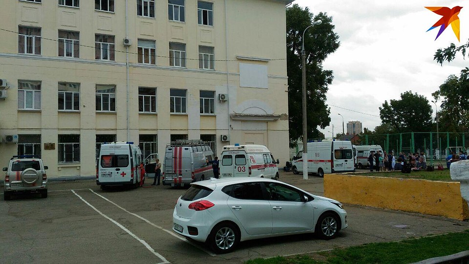 Десятки машин скорой помощи находятся сейчас в школе