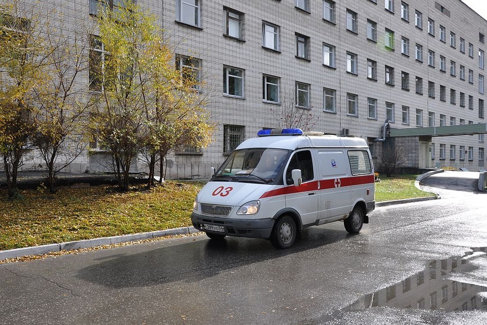 Сибиряк угрожал водителю «Скорой помощи» ножом, а потом угнал авто.