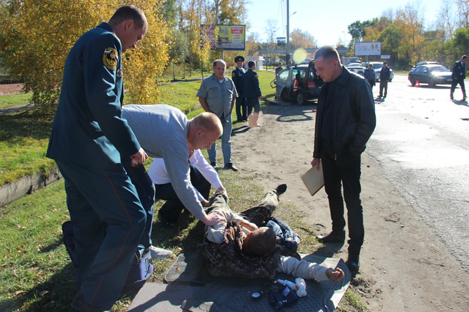 В Хабаровске спасатели в свой профессиональный праздник помогли попавшим В ДТП