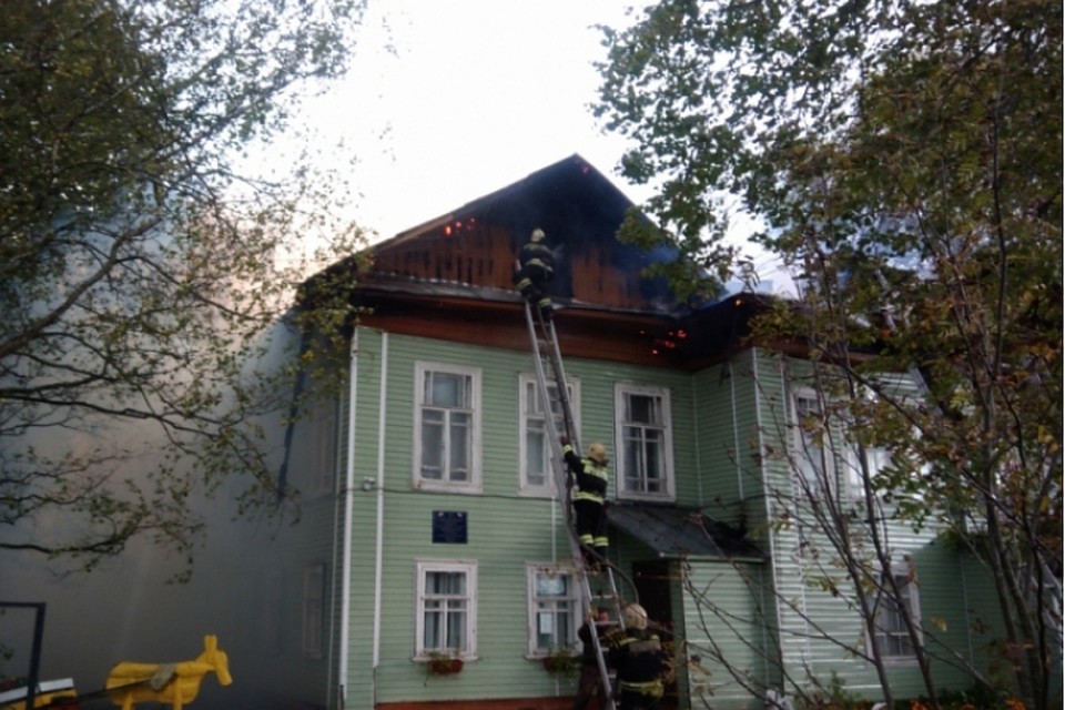 Когда здание загорелось, в нем было около 25 учеников и учителя.