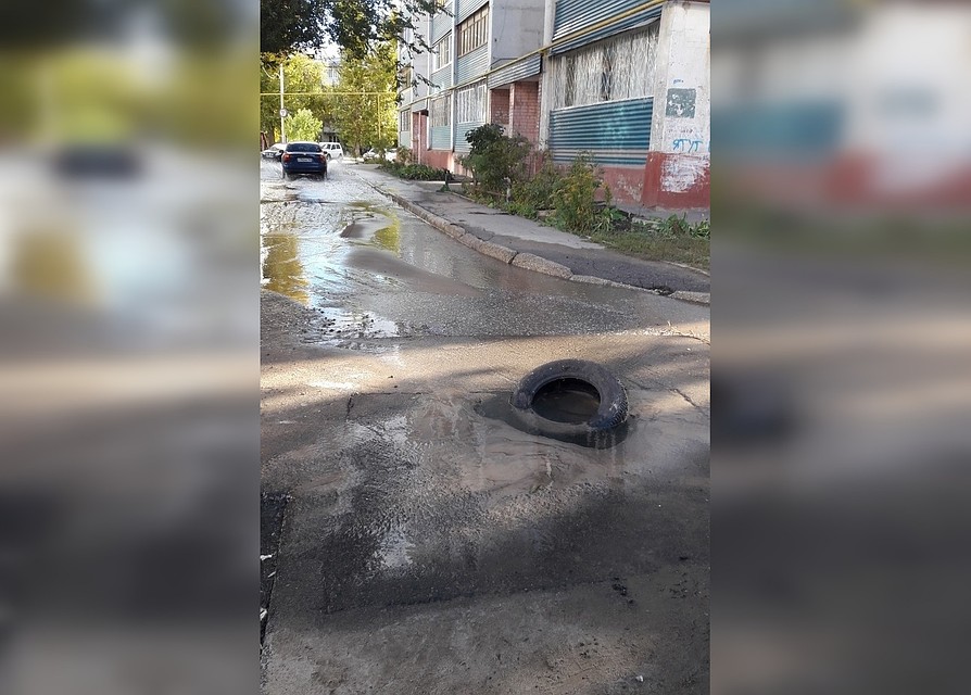 Весь дворовой проезд возле дома № 4 на Пугачевской затопило водой