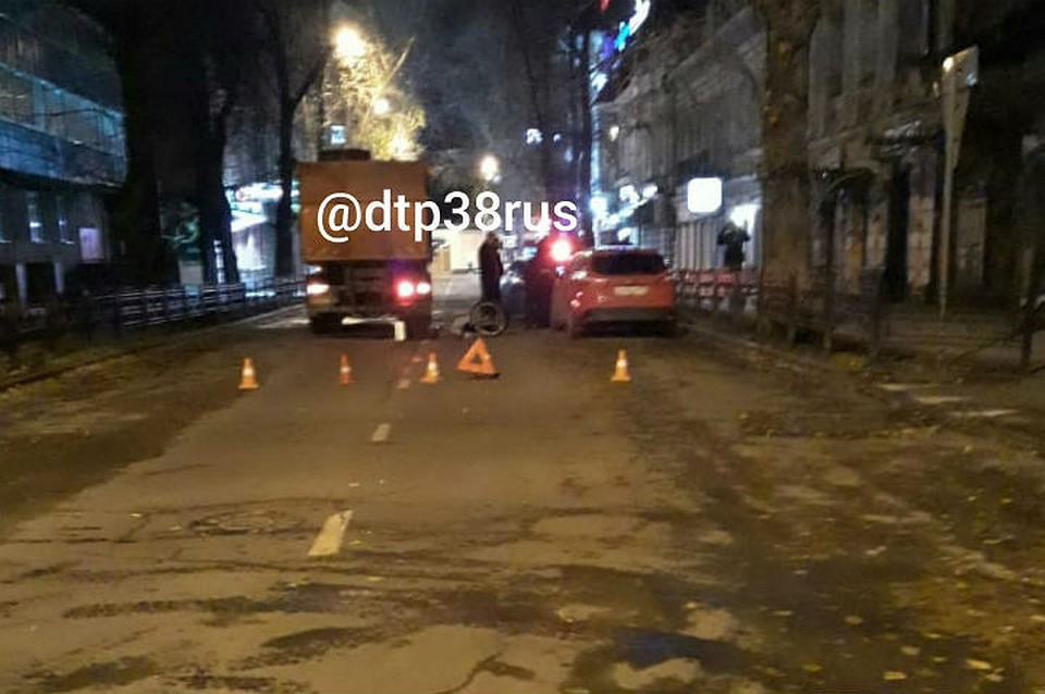 ДТП в Иркутске: велосипедист погиб под колесами мусоровоза. Фото: группа "ДТП 38RUS"