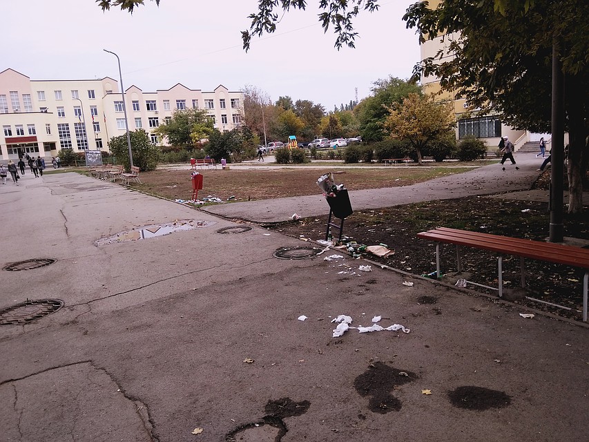 "Картина маслом" - мусор заполонил территорию прямо вблизи двух социальных объектов. Фото: сервис "Благоустройство города".