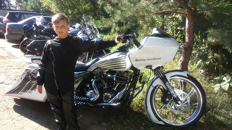 Андрей Дробышев спел песню «Я свободен» под аккомпанемент симфонического оркестра.