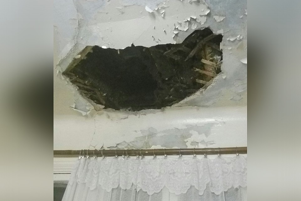 Теперь в потолке зияет огромная дыра