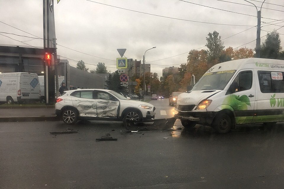При столкновении маршрутки и машины каршеринга в Петербурге пострадали пять человек. Фото: vk.com/spb_today