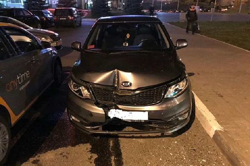 Машина налетела на бордюрный камень и протаранила остановку общественного транспорта. Фото: УГАИ Мингорисполкома.
