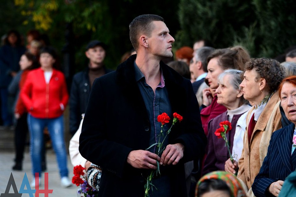 Более трех тысяч горожан и гостей города пришли к ресторану «Сепар», где 31 августа погиб первый Глава ДНР. Фото: ДАН