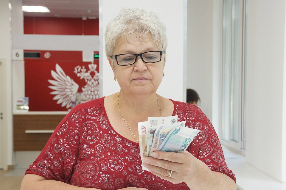 У пенсионерки выхватили из рук шесть тысяч рублей
