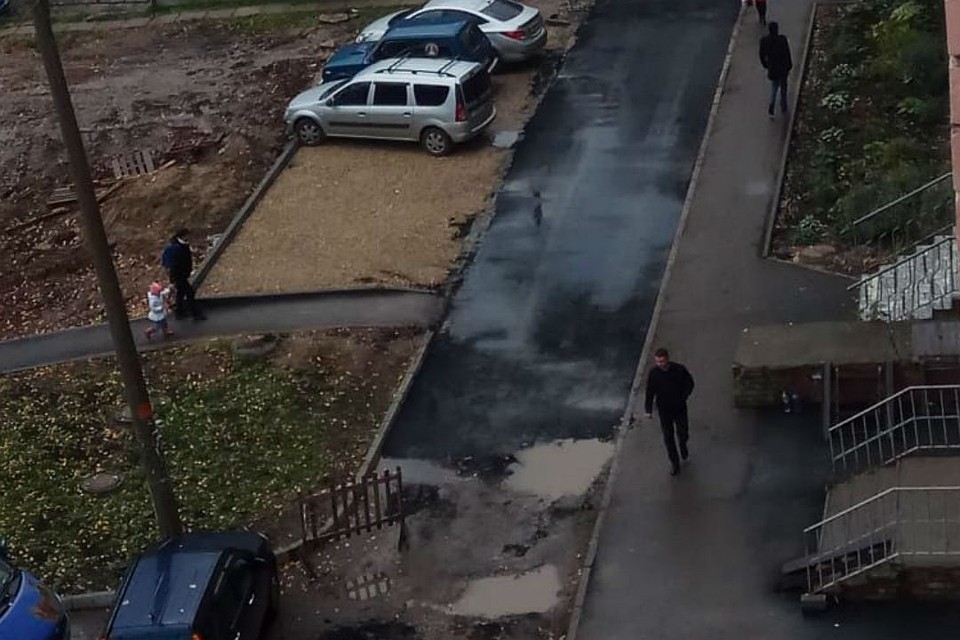В Кирове на ул Производственной, 10 сняли уложенный в дождь асфальт. Об этом рассказывают в администрации Кирова
