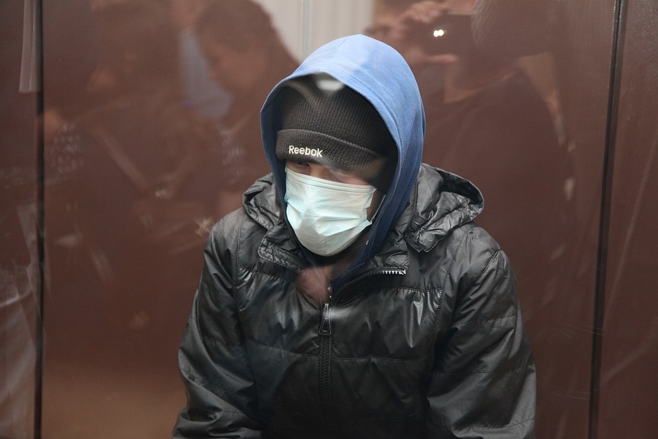 Подросток прятал лицо под капюшоном и медицинской маской
