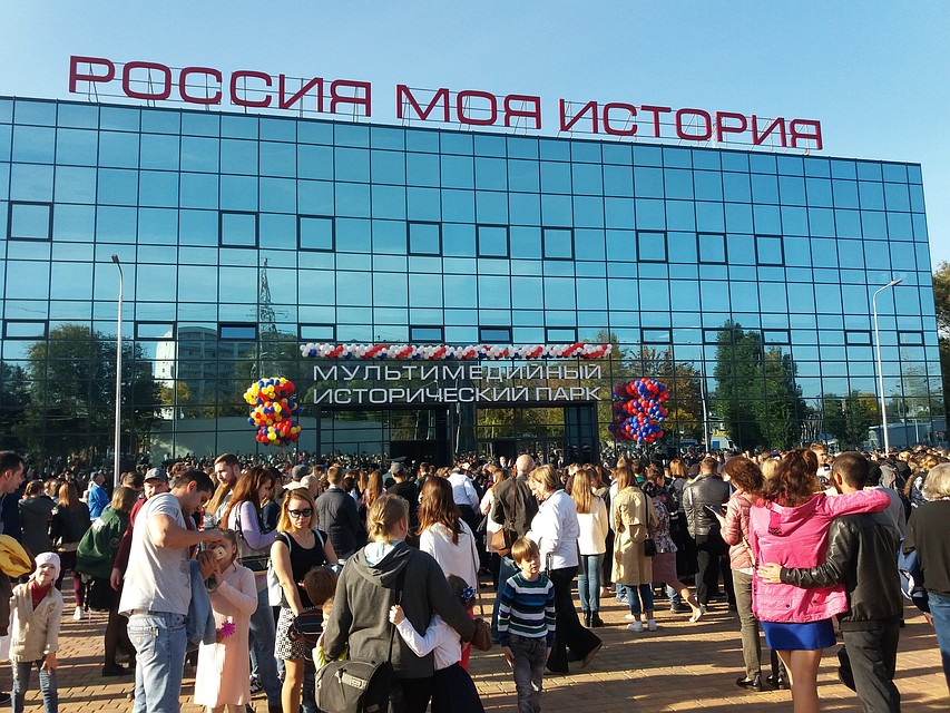 На церемонию открытия пришли сотней ростовчан.