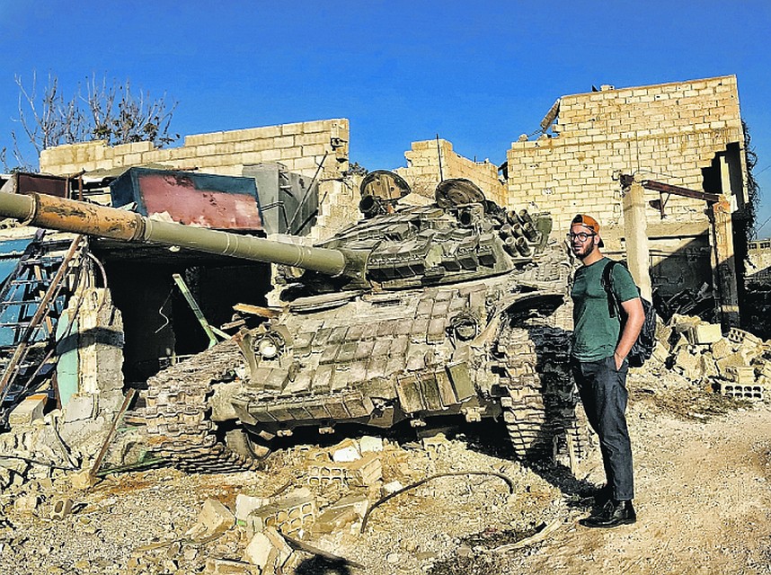 Корреспондент «КП» приезжает в Сирию домой к родственникам. Дядя журналиста, военнослужащий, по дороге из аэропорта завез в Восточную Гуту, где несколько лет было логово боевиков, а сейчас - пустынные разбомбленные улицы