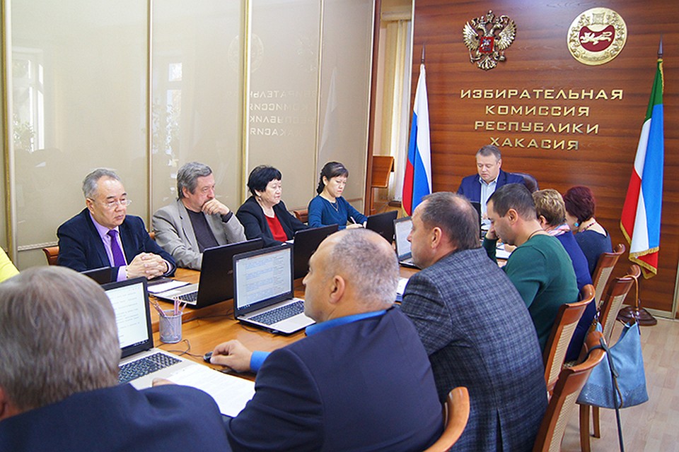 Если Валентин Коновалов наберет 50 процентов плюс один голос из числа проголосовавших в его пользу, он станет главой региона
