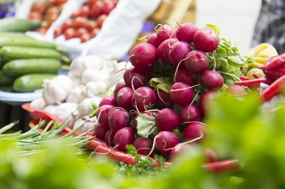 В продуктовую корзину кыргызстанца Нацстаткомитет включил хлеб, овощи, фрукты, мясо, молочные продукты и даже рыбу.