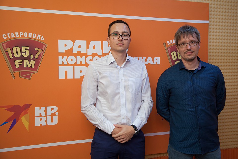 Врач-нейрохирург Ставропольской краевой клинической больницы Владимир Елисеев; заведующий отделением рентгенохирургических методов диагностики СККБ Олег Белоконь.