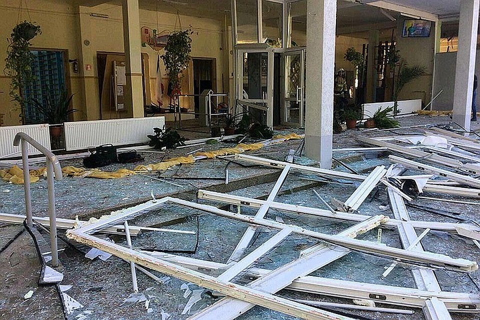 У здания Керченского политехнического колледжа, где произошел взрыв. Фото предоставлено очевидцем