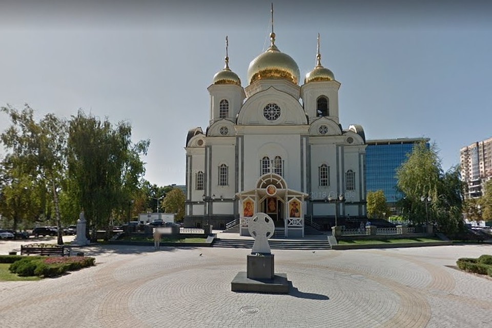 Поклонный крест у войскового собора Александра Невского.