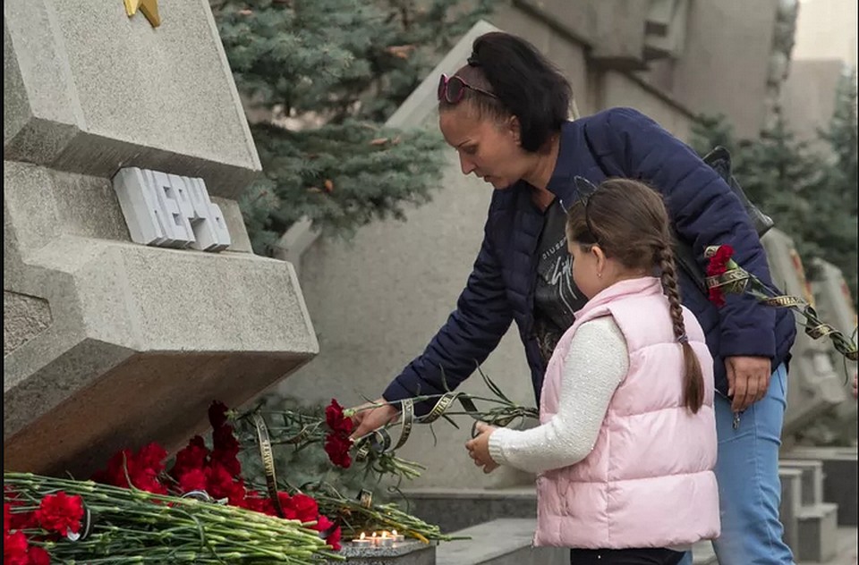 Севастопольцы несут цветы в память о погибших.