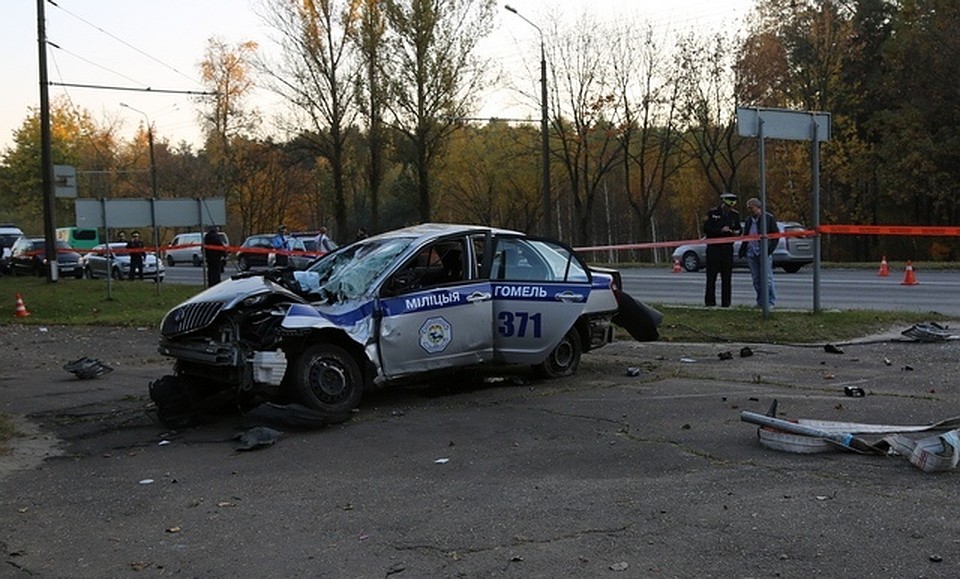 В аварии на служебном авто пострадали два инспектора ГАИ. Фото: УВД Гомельского облисполкома.