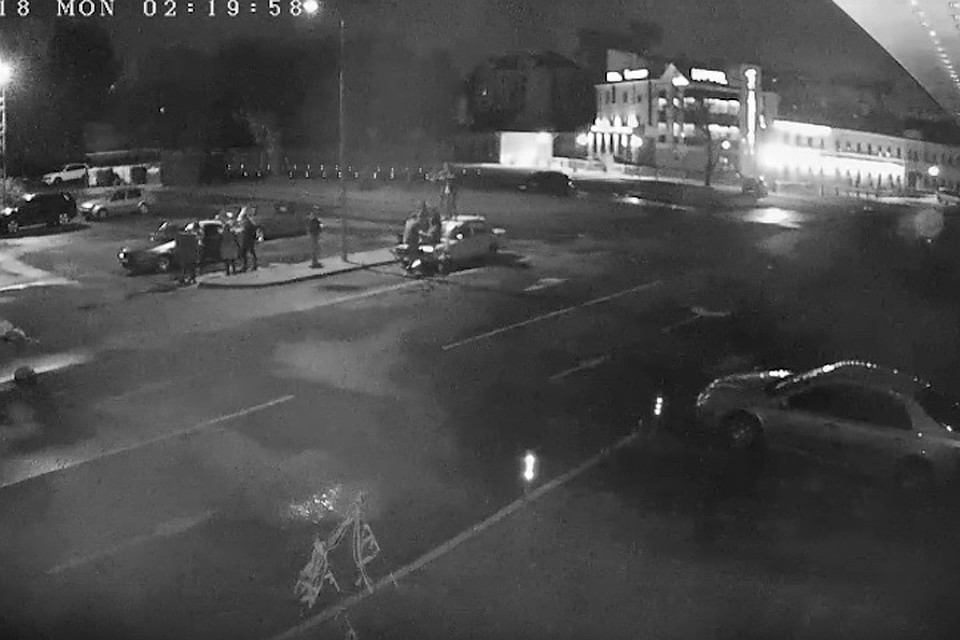 В Минске нашли хулиганов, которые ночью прыгали на крыше чужого авто. Скриншот из видео Центрального РУВД Минска