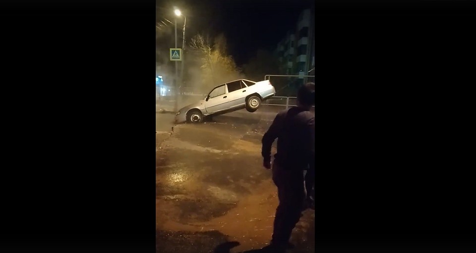 Очевидцы сняли на видео, как «Дэу» достают из провала при помощи троса