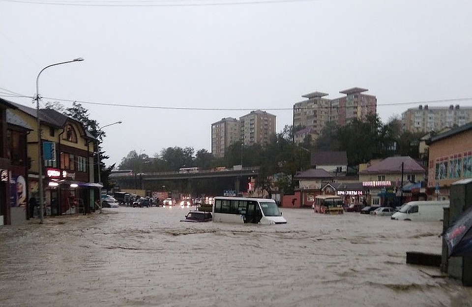 Десятки машин оказались под водой