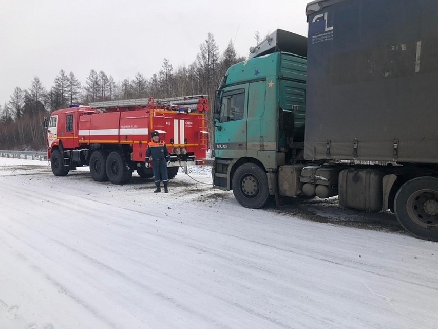 Четырем большегрузам помогали преодолеть проблемные участки дороги при помощи полноприводных пожарных автомобилей Фото:http://28.mchs.gov.ru