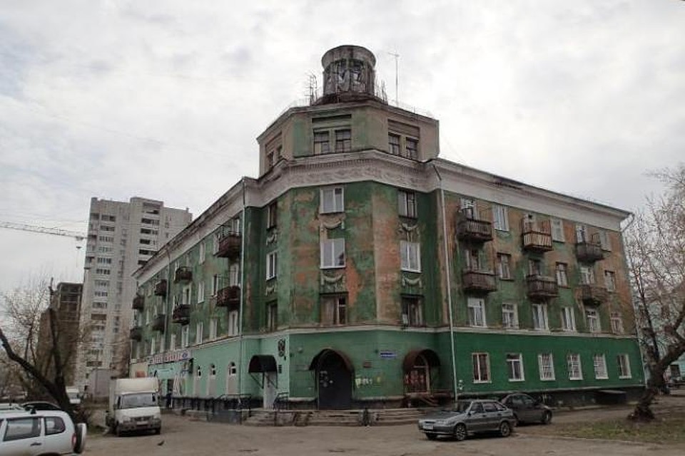 На крыше "Дома грузчика" уже прорастают деревца. Фото: Викимапия.