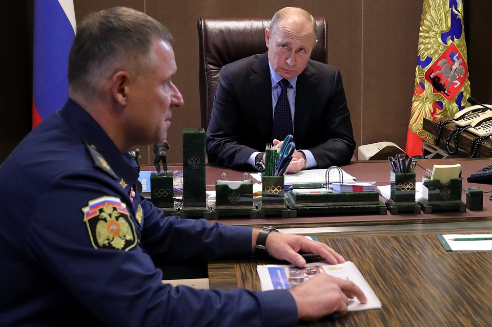 Президент РФ Владимир Путин и министр по делам гражданской обороны Евгений Зиничев