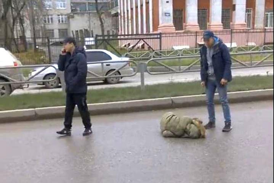 Сбитая девушка долго лежала без движения. Фото: кадр видео в группе ВК "ЧП Березники".