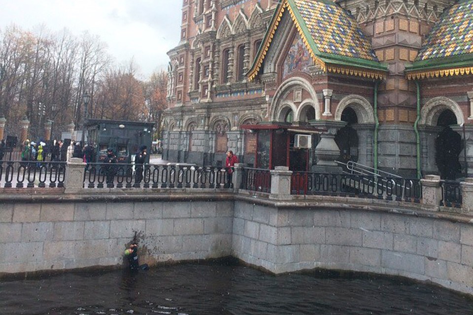 Человек упал в канал около Спаса на Крови. Фото из vk.com/spb_today