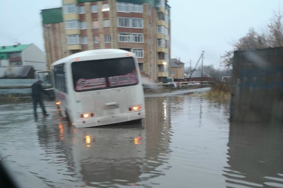 В Омске автобус утонул в луже