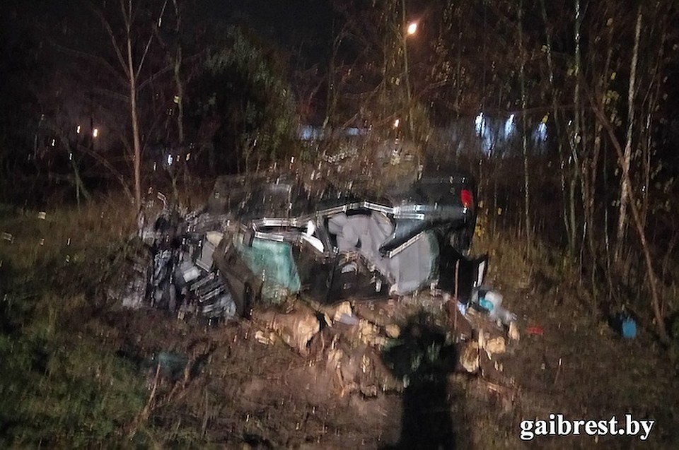 Под Брестом в аварии перевернулся BMW с водителем, который 71 раз привлекался за нарушение ПДД. Фото ГАИ УВД Брестского облисполкома