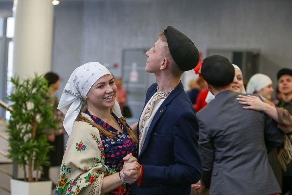 В фойе киноконцертного зала работала выставка.