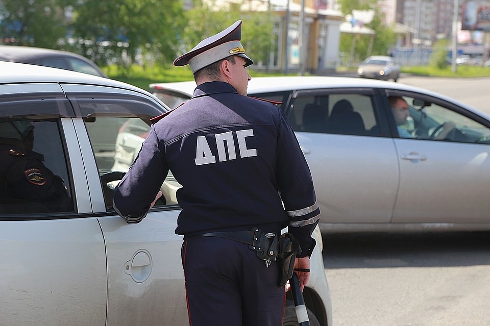 В Красноярском крае инспектор ГИБДД отказался от взятки 10 тысяч рублей и получит премию