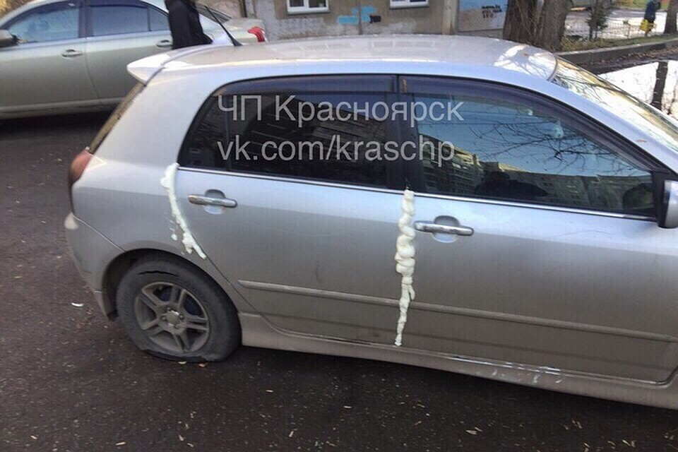 В Красноярске неизвестные залили женщине монтажной пеной всю машину. Фото: "ЧП-Красноярск"